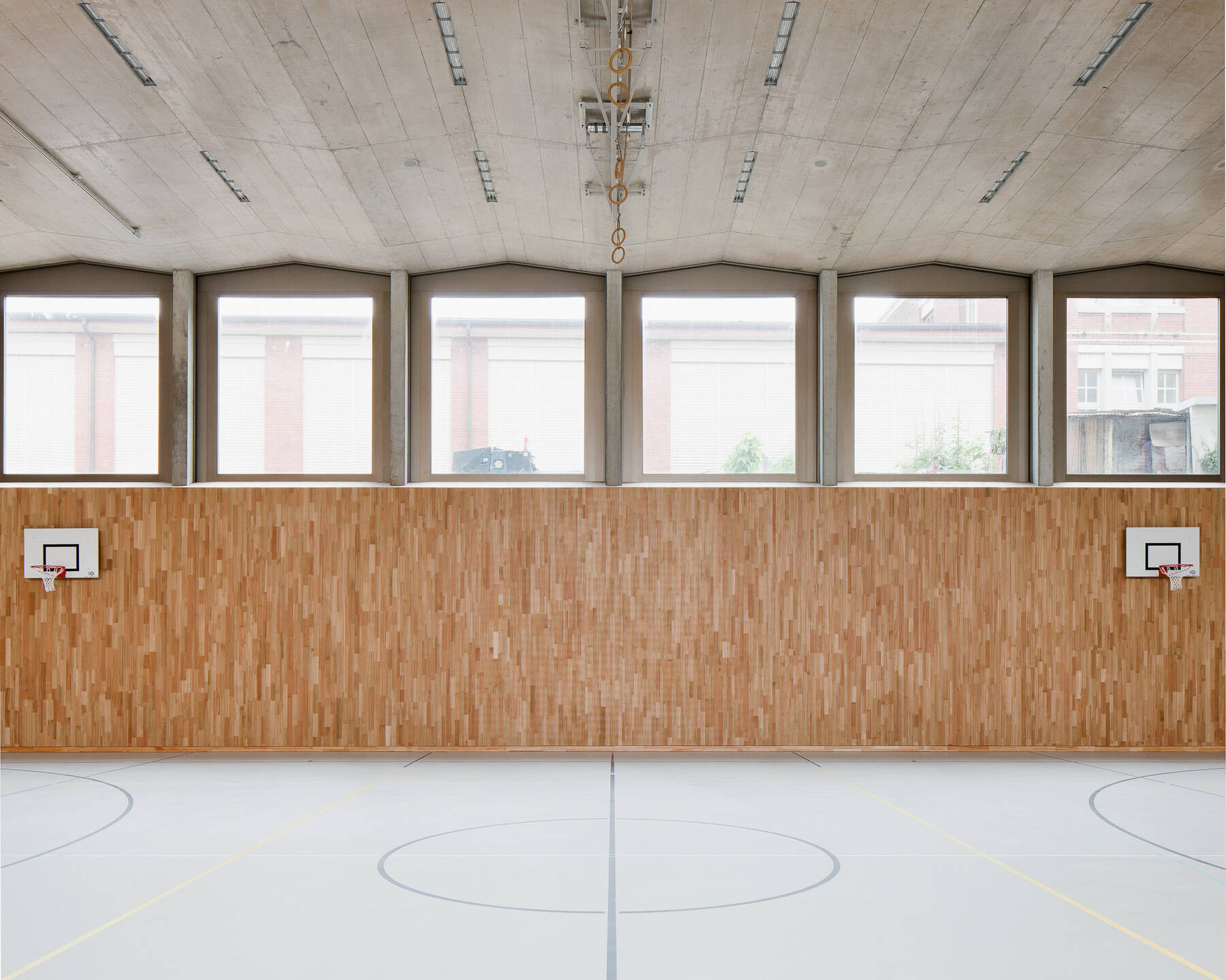 Turnhalle Sportboden Holz-Akustikverkleidung Sichtbetondecke Schulanlage Arbon bei Meier Hug Architekten