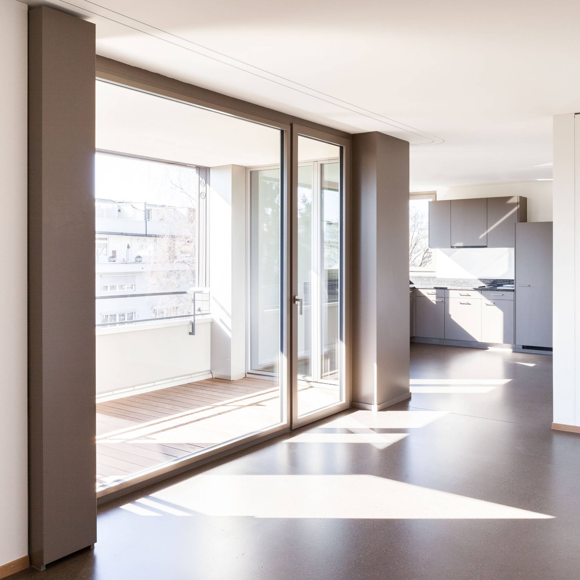 Blick zu Küche an Balkon mit Holzrost Alterssiedlung Grunderhuus Wangen, Meier Hug Architekten